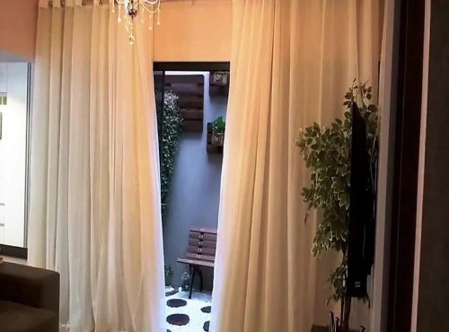 Cortina de voil com forro instalada